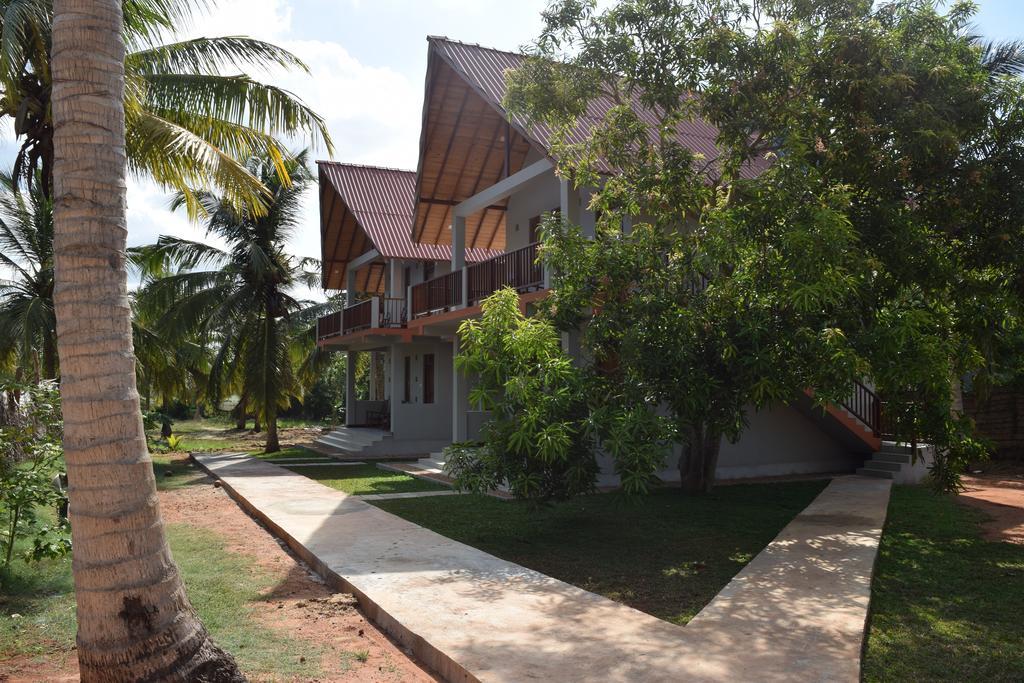 The Coconut Gardens Hotel & Restaurant Tissamaharama Extérieur photo